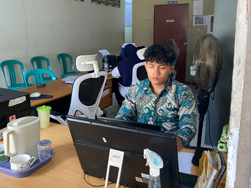 Mahasiswa FEBI IAIN Pontianak Jalani PKL Mandiri di Kantor Desa Sui Kakap: Belajar Langsung dari Pelayanan Publik