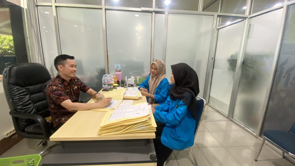 PKL Mandiri di Kantor Imigrasi: Mahasiswa FEBI IAIN Pontianak Belajar Tata Kelola Pelayanan Publik