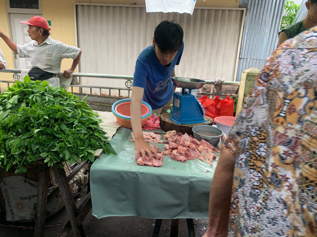 Belajar Sambil Bekerja, Mahasiswa FEBI IAIN Pontianak PKL di Toko Ayam Potong Ahwa.