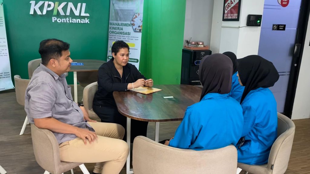 “Selasa Kite” Jadi Momen Spesial Mahasiswa PKL FEBI di KPKNL Pontianak