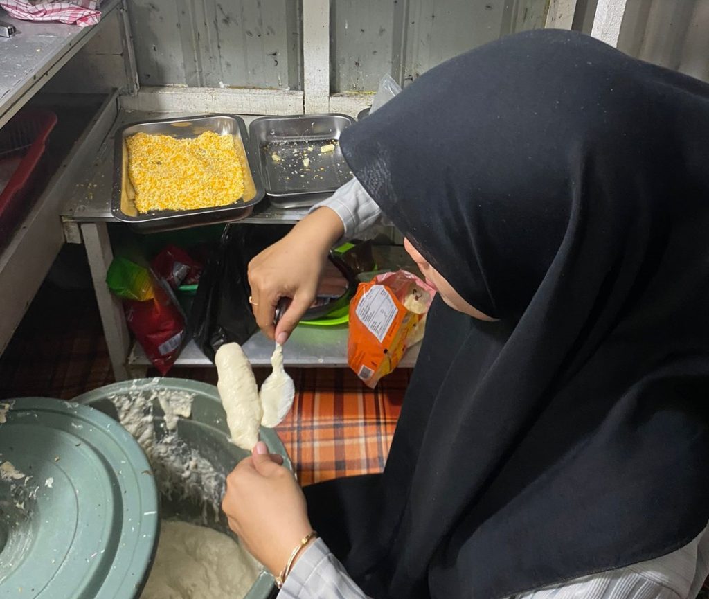 Latih Kemandirian Mahasiswa PKL FEBI di Usaha UMKM Corndog Mozarella