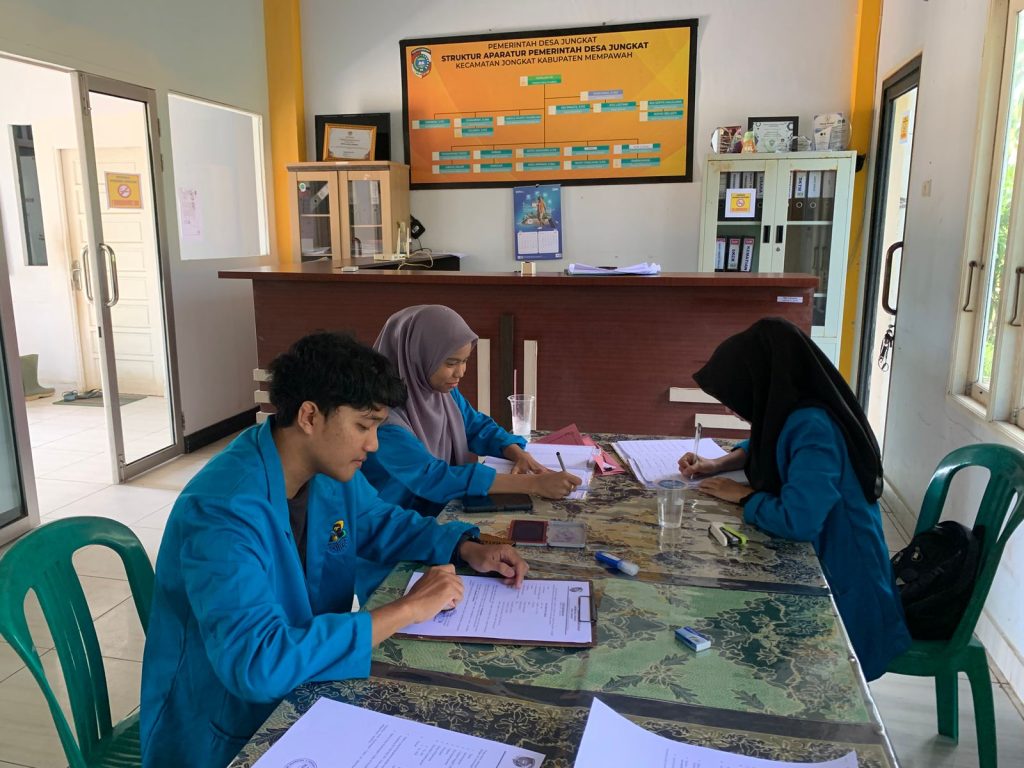 Belajar Langsung di Garis Depan: Mahasiswa FEBI IAIN Pontianak PKL Mandiri di Kantor Desa Jungkat