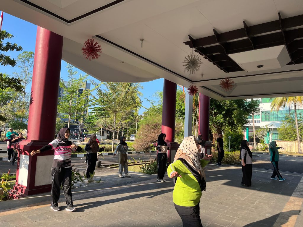 Senam Jumat Pagi Bersama DPRD Kota Pontianak, Mahasiswa Magang Rasakan Suasana Kerja yang Positif