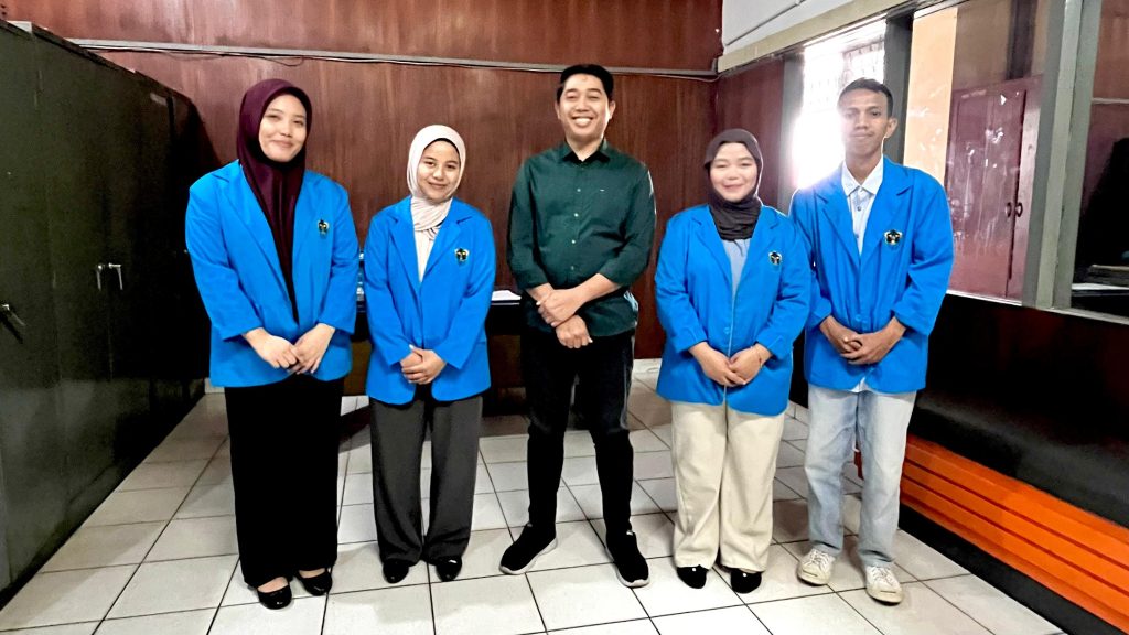 Kirim Ilmu, Bangun Karier! PKL Mandiri Mahasiswa FEBI di Kantor Pos Pontianak