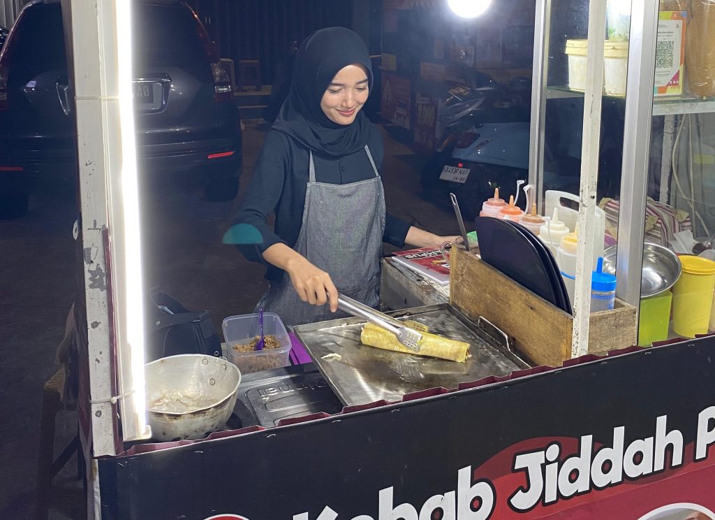 Suherni, Mahasiswa IAIN Pontianak Laksanakan PKL Mandiri di Kebab Jiddah Ayani II Parit Haji Muksin