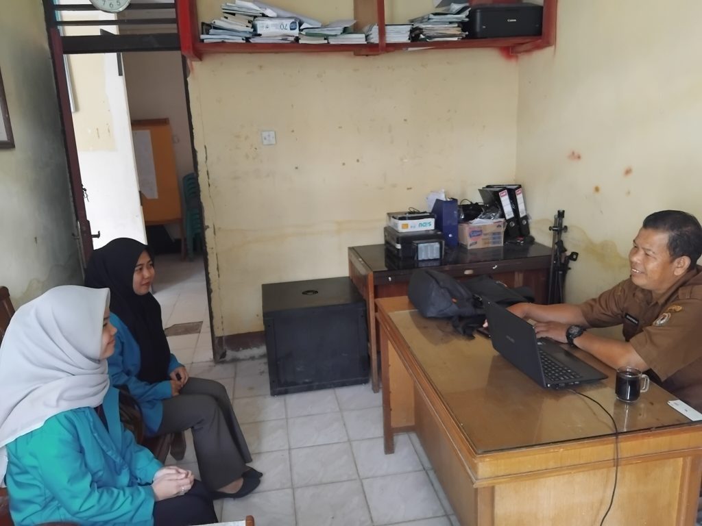 Perkuat Sinergi Pendidikan dan Pemerintahan; Mahasiswi FEBI IAIN Pontianak Laksanakan PKL di Kantor Camat Sayan.