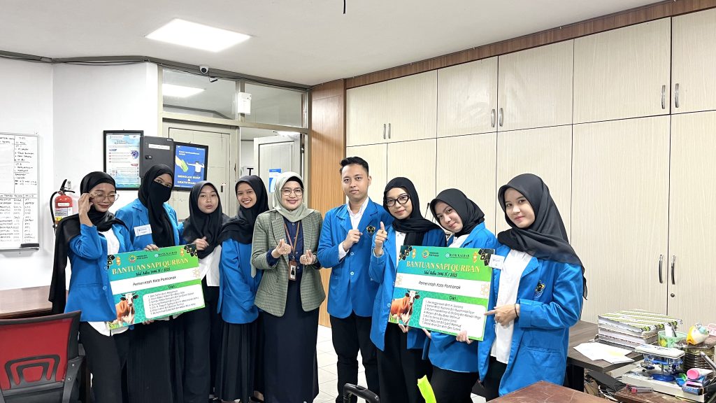 Mahasiswa FEBI IAIN Pontianak Berperan Aktif dalam Penyaluran Hewan Kurban Bersama Bank Kalbar