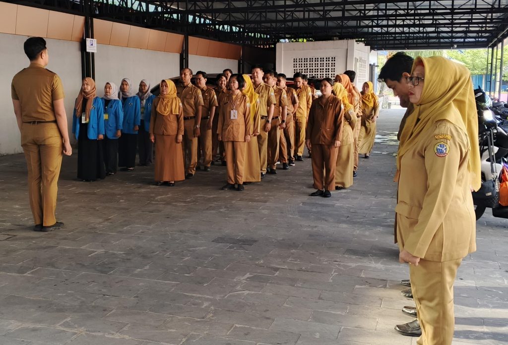 Semangat Baru di DPMPTSP Pontianak: Apel Pagi dan Sinergi dengan Mahasiswa PKL FEBI IAIN Pontianak