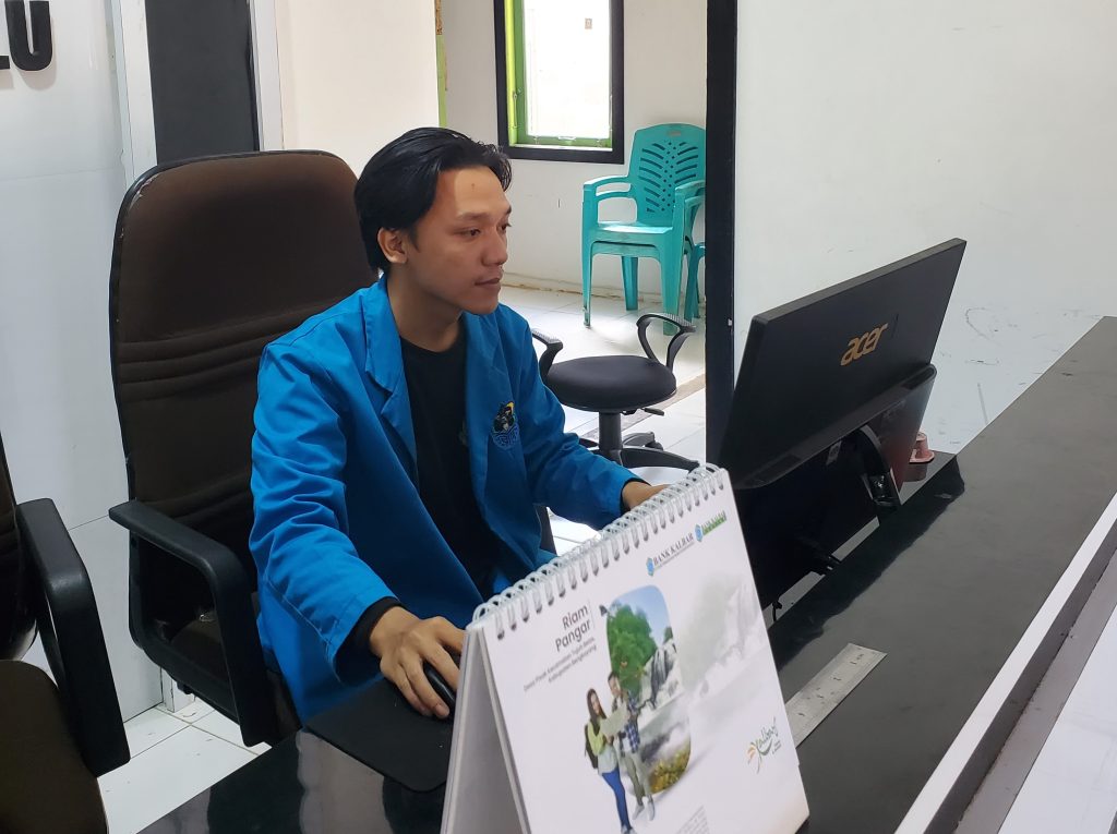 Langkah Nyata Mahasiswa PKL FEBI IAIN Pontianak: Belajar, Membantu, dan Berkontribusi di Kantor Desa Sungai Kunyit Hulu