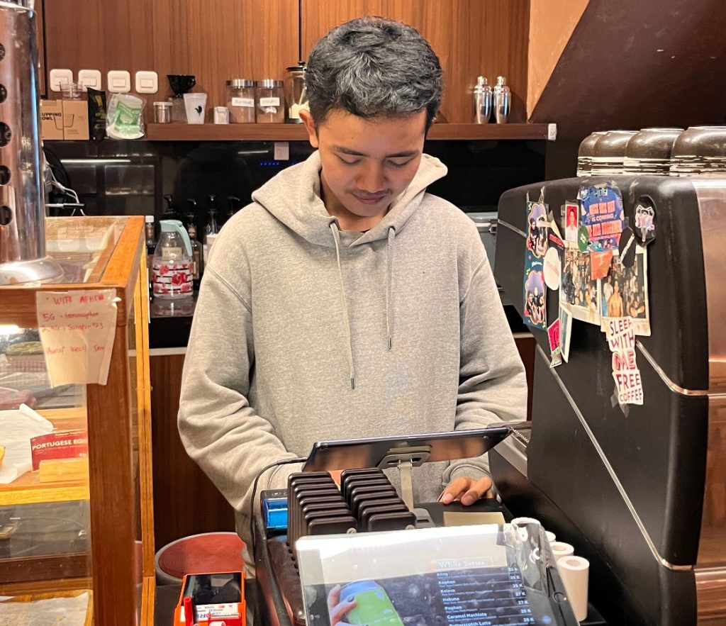 Bobi Kurniawan Jalani PKL di Kafe Ngopidiaphen, Pelajari Dunia Kerja Lewat Peran Ganda Sebagai Kasir dan Barista