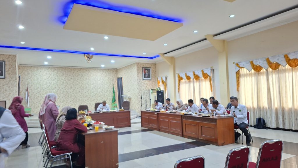 PKL Bernilai Spiritual: Mahasiswa FEBI Ikuti Tradisi Kurban di Kanwil Kemenag Kalbar