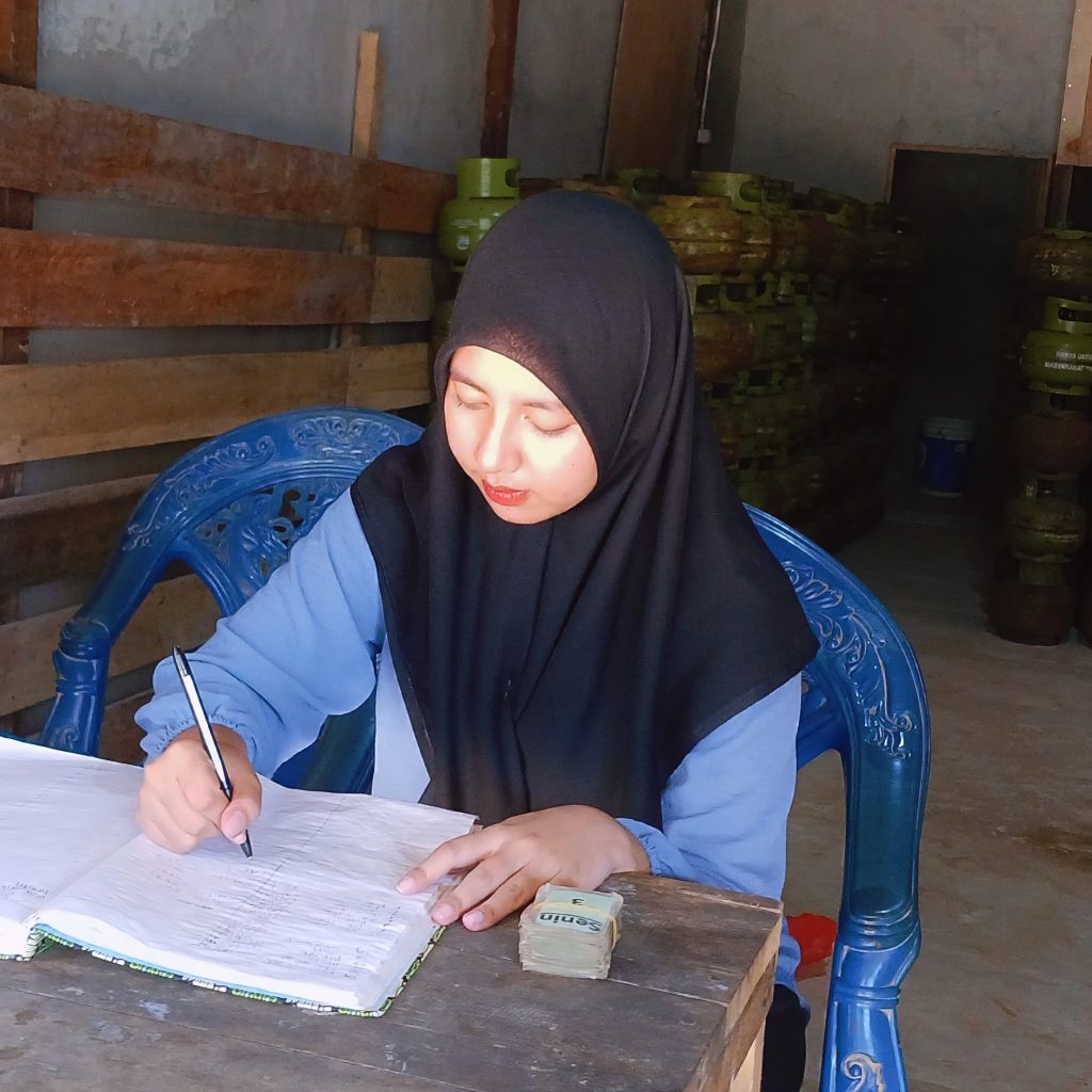 Putri Artika Sari Mahasiswa PKL FEBI Aktif Berkontribusi dalam PKL di Pangkalan Gas LPG Adam Basri