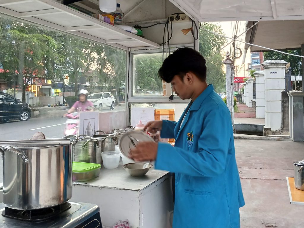 PKL Mandiri di Raja Ronde Pontianak, Mahasiswa FEBI IAIN Pontianak tantang Konvensi Pendidikan Ekonomi.