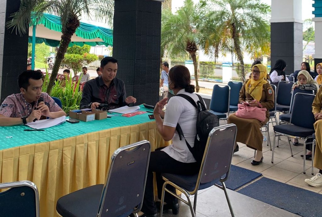 LANGKAH PERTAMA MENUJU DUNIA NYATA : MAHASISWA FEBI PKL MANDIRI DI BANK KALBAR PUTUSSIBAU-KAPUAS HULU