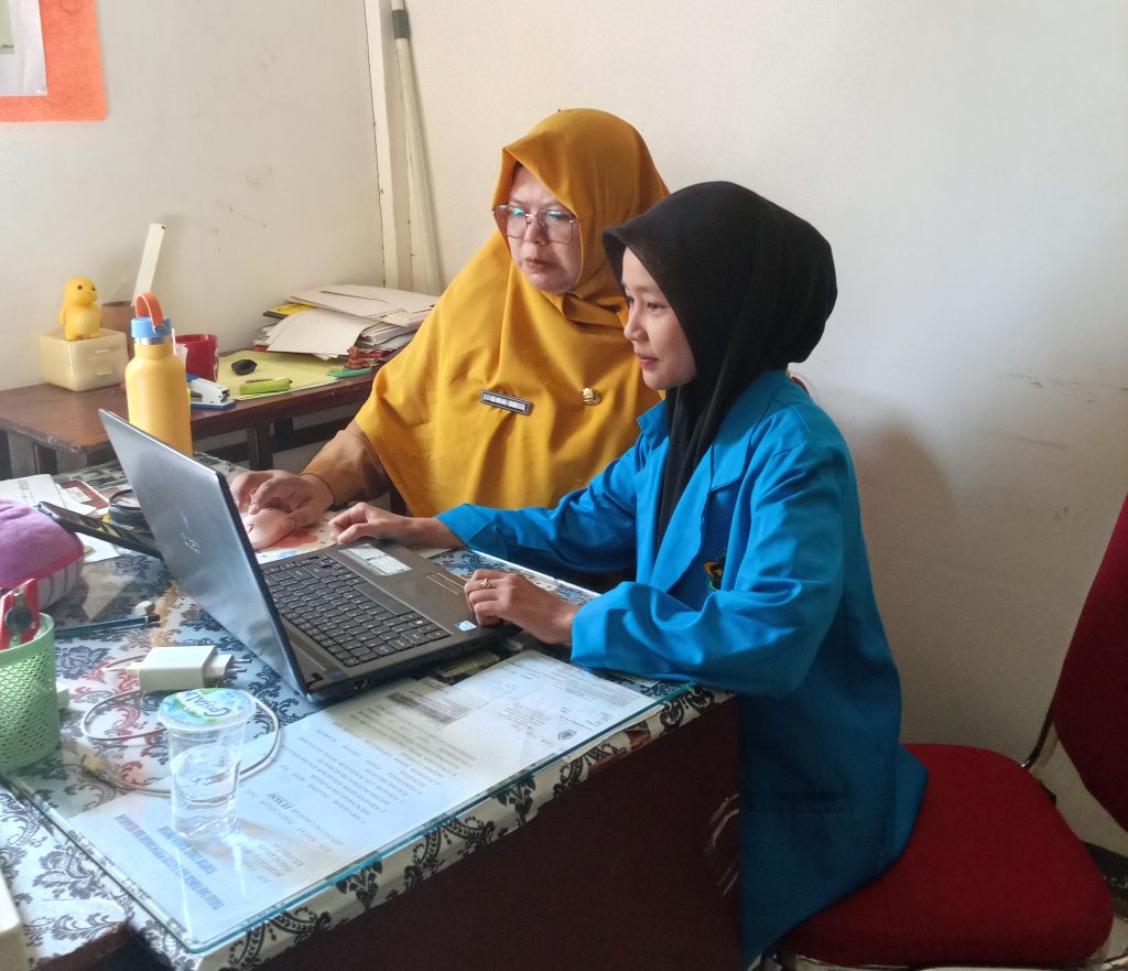 Putri Mita Lestasi, Mahasiswa FEBI IAIN Pontianak Jalani PKL di Kantor Camat Sungai Pinyuh: Belajar Langsung Kelola Data Keuangan Publik