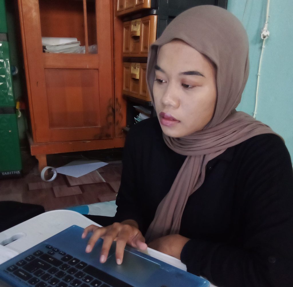 Riska Avrillia Mahasiswa FEBI Asah Kemampuan di Sekolah Darul Amin