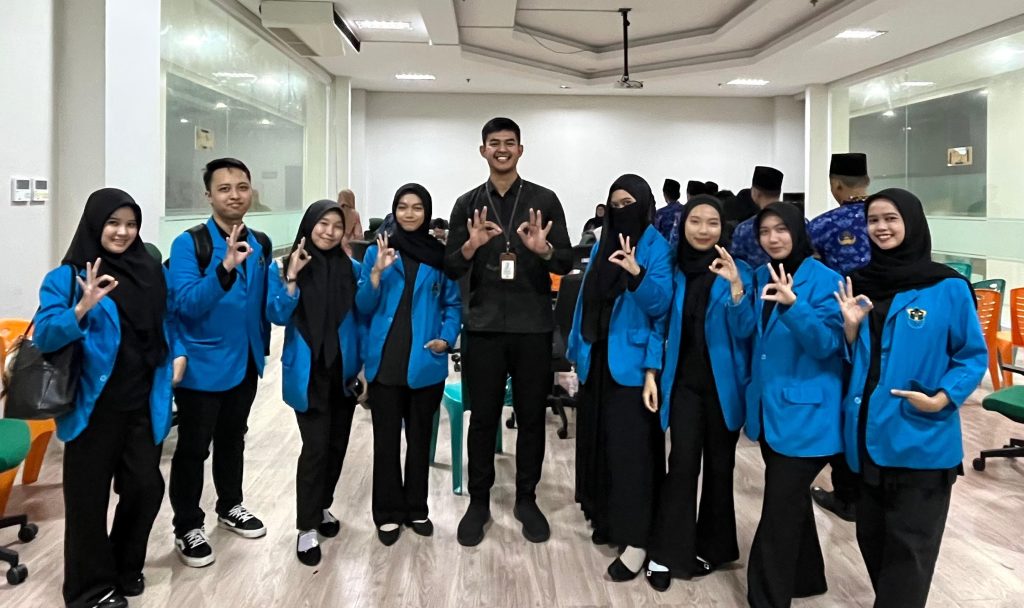 Bukan Sekadar Magang: Mahasiswa FEBI IAIN Pontianak Ikut Sukseskan Pembagian Rekening KPE PPPK